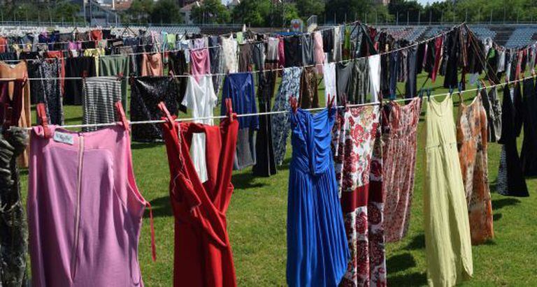 Instalação em Pristina em homenagem a mulheres vítimas de abuso sexual da Guerra do Kosovo.