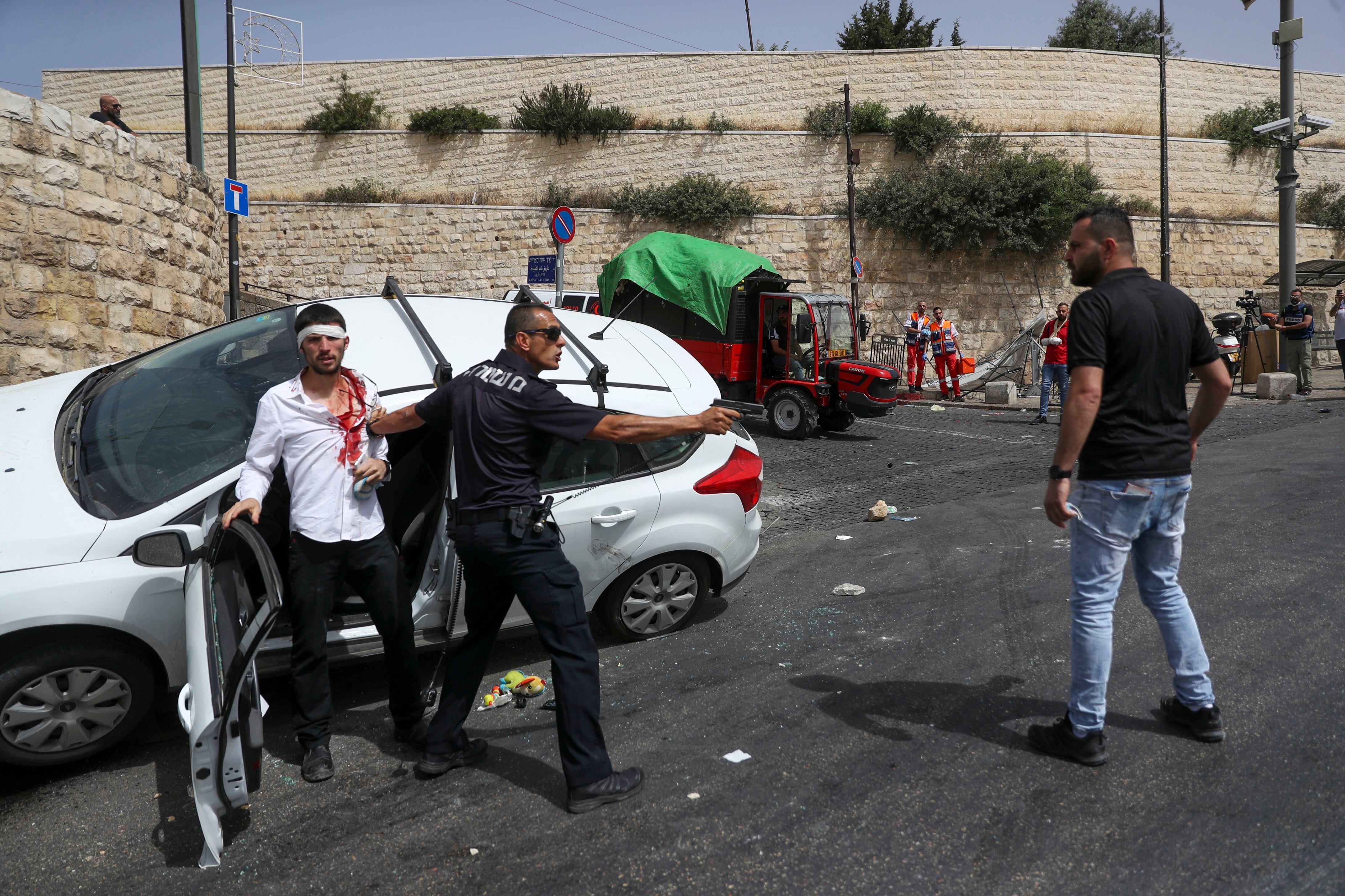 Un agente trata de proteger um motoristas israelense judeu, depois dele ser atacado por palestinos. 