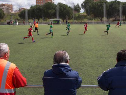 Uma partida de futebol de base na Comunidade de Madri.