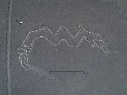 Uma serpente com duas cabeças e humanoides, imagem em alta resolução.