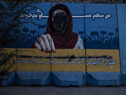 Um mural de uma mulher com o rosto pintado após um ato de vandalismo em Cabul, em setembro.