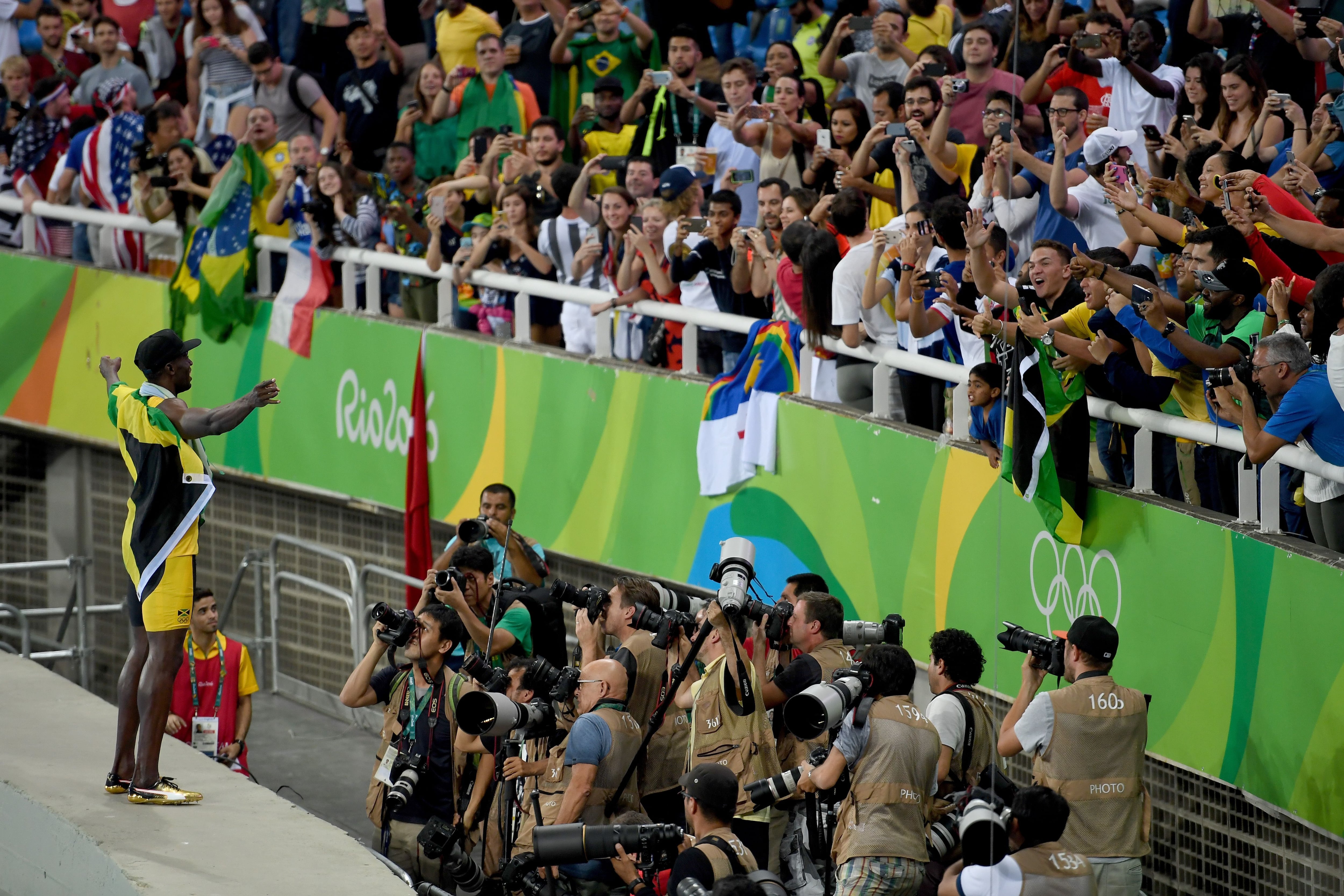 Bolt comemora com o público o triunfo no revezamento 4x100 no Rio 2016. 