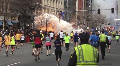 Foto de uma das explosões na linha de chegada da maratona de Boston, em 2013.