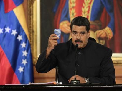 Maduro segura cópia da Constituição durante discurso.