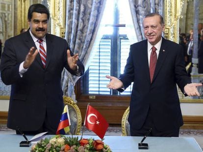 O presidente venezuelano, Nicolás Maduro (esquerda) ao lado do presidente turco, Recep Tayyip Erdogan, durante o Congresso Mundial de Energia, em Istambul, dia 10 de outubro.