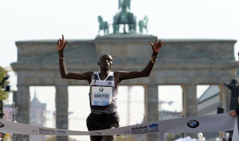Dennis Kimetto cruza a chegada em Berlim neste domingo.