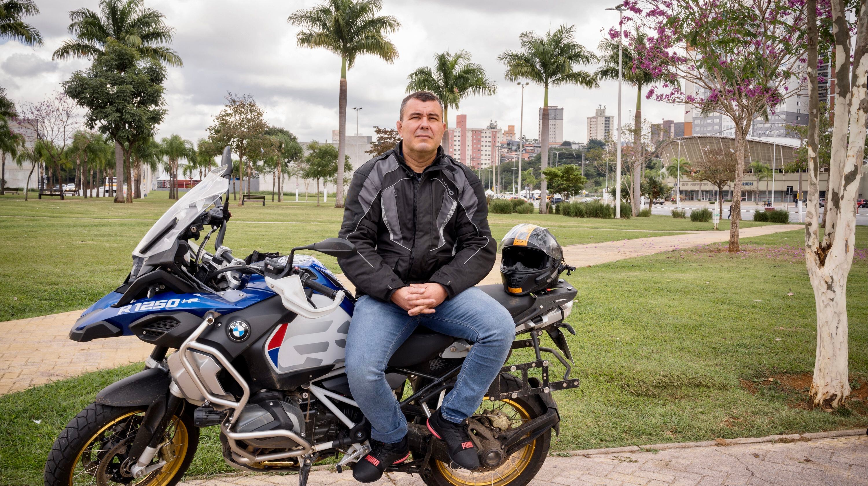 O bolsonarista Vinicius Publio, 45, posa com sua motocicleta em Barueri, cidade de São Paulo onde trabalha como policial militar, no dia 23 de junho.