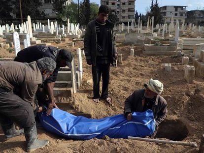 Sírios enterram um corpo em Guta, na quinta-feira