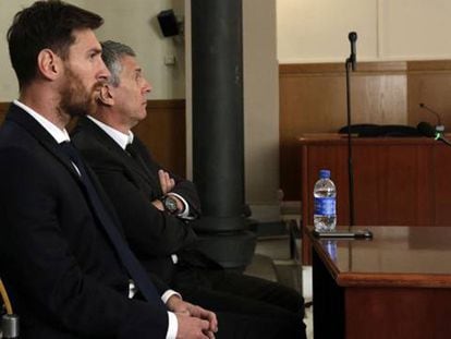 Messi e seu pai no tribunal nesta quinta, dia 2 de junho.