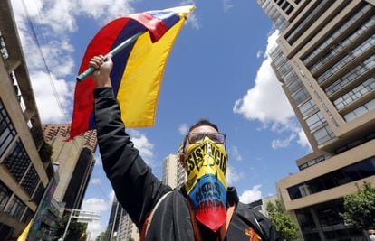Manifestante durante protesto em Bogotá contra o presidente Iván Duque.