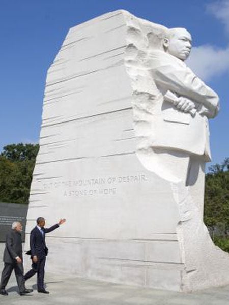 O presidente Obama acompanha o primeiro-ministro Modi durante sua visita ao memorial de Martin Luther King.