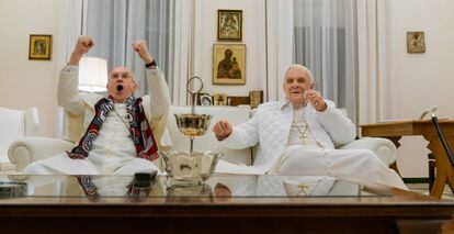 Um fotograma de 'Dois papas', com Jonathan Pryce e Anthony Hopkins.