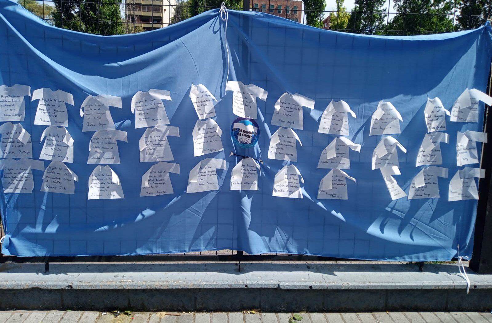 Bandeira colocada por ativistas em novembro passado numa das chamadas “praças pela identidade”, em Buenos Aires. 