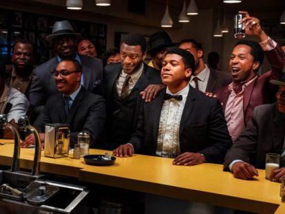 Cena de ‘Uma noite em Miami’ que retrata um encontro de Malcolm X (com a câmera fotográfica), Muhammad Ali (de gravata borboleta), Sam Cooke (de paletó vinho) e Jim Brown (de gravata marrom). Cooke e Brown não estavam na foto real.