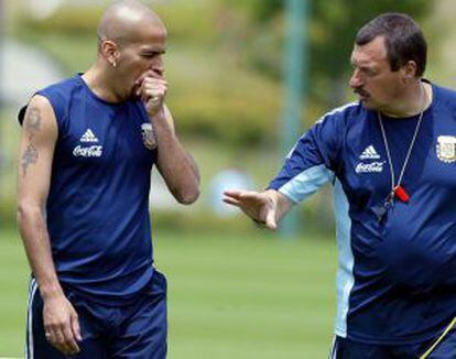 Juan Sebastian Verón escuta as indicações de Luis Bonini durante a Copa do Mundo da Coréia e Japão.