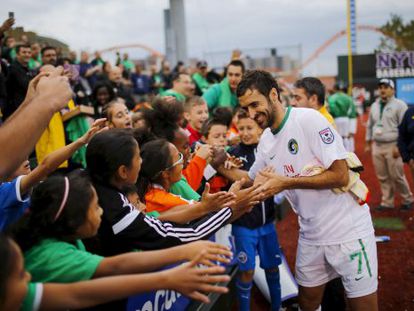 Raúl cumprimenta crianças depois do triunfo do Cosmos, no sábado.