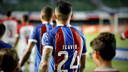 Flávio entra em campo com a camisa 24, pelo Bahia.