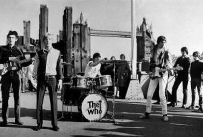 O grupo britânico The Who, com John Entwhistle, Roger Daltry, Keith Moon e Pete Towhshend, em show diante da Torre de Londres, em 1965.
