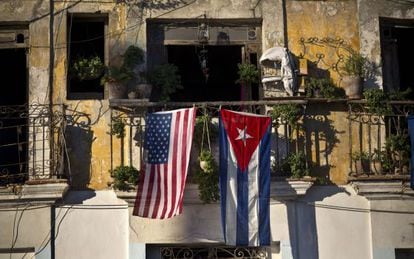 Bandeiras de Cuba e EUA penduradas em uma varanda de Havana.