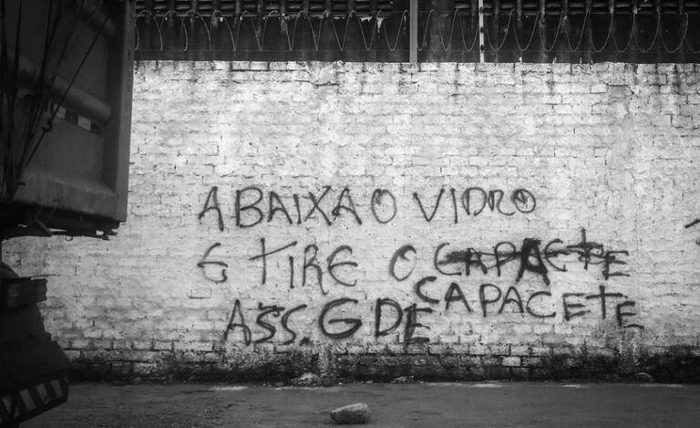 Muro de Serviluz, em Fortaleza, indica área controlada pelo GDE.