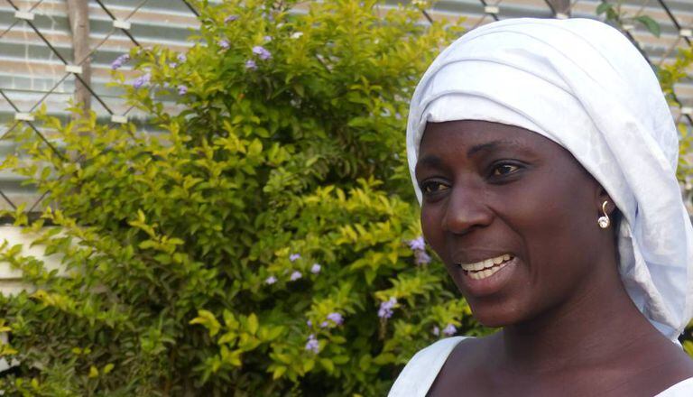 Fatoumata Jawara em sua casa, em Banjul.