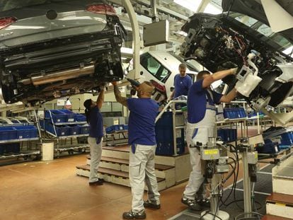 Trabalhos de montagem na fábrica da Volkswagen em Wolfsburg.
