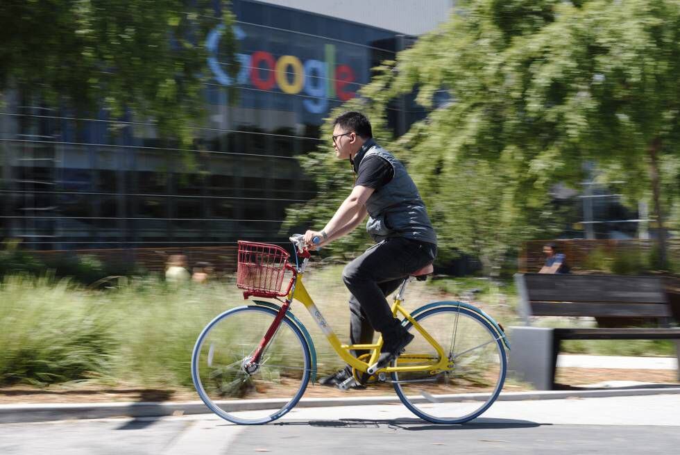 Homem anda de bicicleta perto da sede do Google, em Silicon Valley.