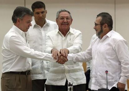 O presidente de Cuba, Raúl Castro (no centro), aperta as mãos do presidente da Colômbia, Juan Manuel Santos (à esquerda), e o líder máximo das FARC, Rodrigo Londoño, 'Timochenko', em Havana na quarta-feira.
