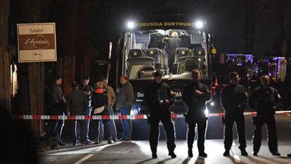 Vários policiais na terça-feira ao lado do ônibus do Borussia Dortmund em Dortmund (Alemanha).