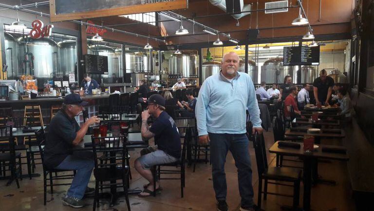 John Burtka, em seu restaurante em Jackson (Michigan).