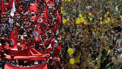 Manifestantes contra e a favor do impeachment, em S&atilde;o Paulo (&agrave; esq.) e em Bras&iacute;lia.