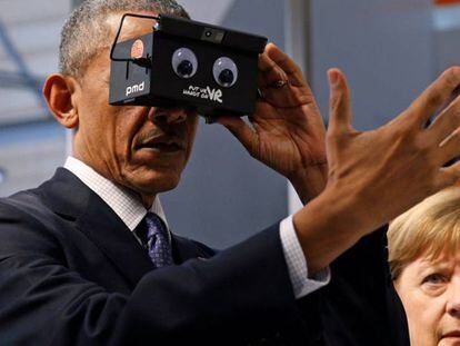 O presidente dos EUA, Barack Obama, testa na segunda-feira óculos de realidade virtual na Feira de Hannover com a chanceler alemã, Angela Merkel.