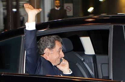 Ex-presidente Sarkozy na saída de uma entrevista com a emissora France 2, no domingo, em Paris. / Remy de la Mauviniere (AP)