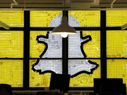 Logo do Snapchat feito com post-its em uma redação de Nova York.
