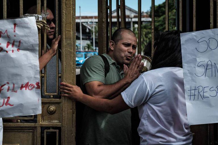 Policial do Choque suplica às mulheres que lhe deixem sair, nesta sexta-feira.