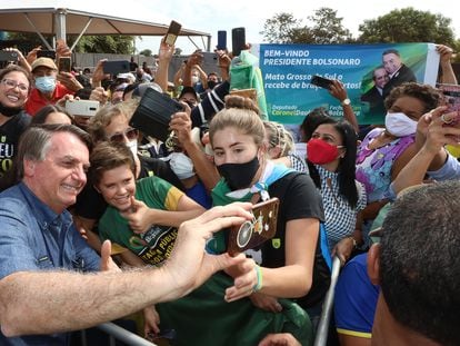 O presidente Jair Bolsonaro tira fotos com apoiadores em Terenos (MS), durante evento no dia 14 de maio de 2021.