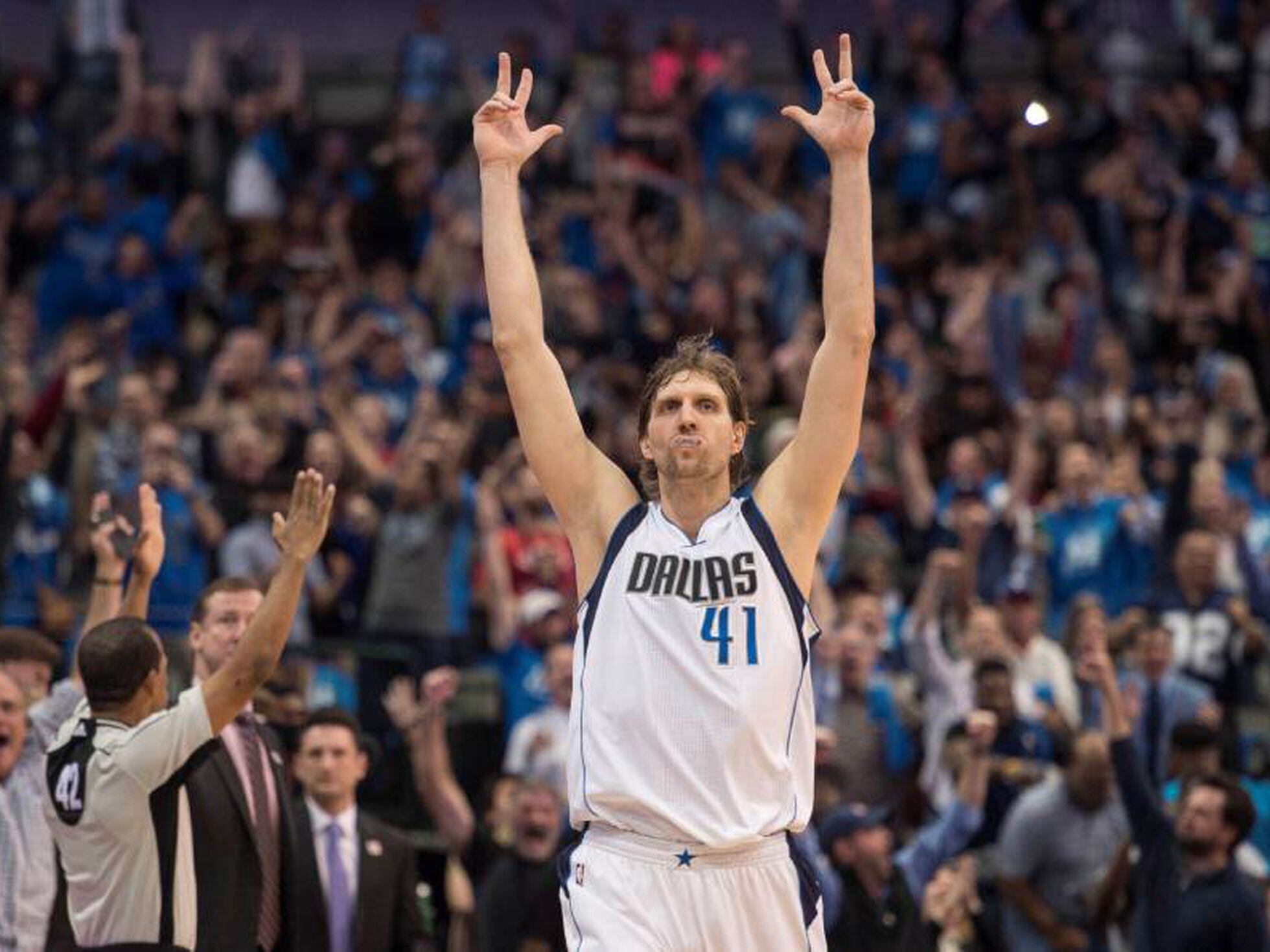 Sexto maior cestinha da história da NBA, Nowitzki brilha e