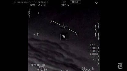 Imagem de um vídeo gravado por dois aviões F-18 em que se vê um óvni.