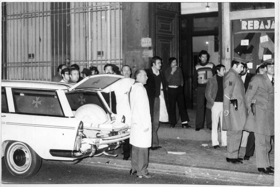 Polícia e ambulâncias na porta do número 55 da rua Atocha de Madri em 24 de janeiro de 1977 depois da matança dos advogados trabalhistas.