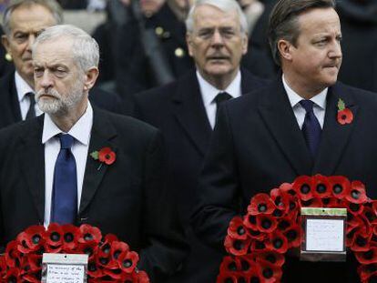 David Cameron (à direita) e o líder trabalhista, Jeremy Corbin, em cerimônia de homenagem aos mortos celebrada neste domingo em Londres.