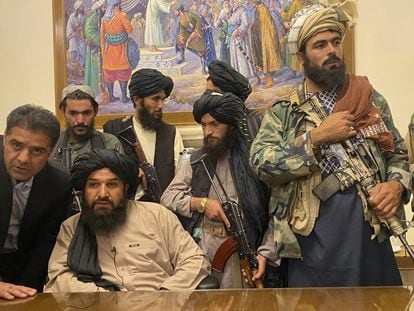 Milicianos do Talibã na sede do Governo, em Cabul, no domingo. No vídeo, cenas da invasão. 
