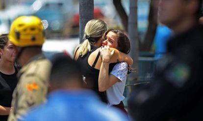 Estudante do Colégio Goyases abraça a mãe após colega atirar em alunos em Goiânia.
