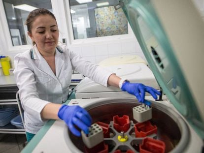 Centrifugação de amostras de esperma em uma clínica de reprodução assistida de Moscou.