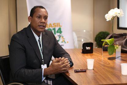 O árbitro Márcio Chagas, durante a entrevista.