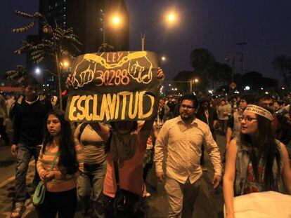Milhares de jovens protestam no centro histórico de Lima.