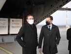 El ya ex primer ministro eslovaco Igor Matovic (derecha), y su ministro de Salud, Marek Krajci, el mes pasado en el aeropuerto de Kosice.