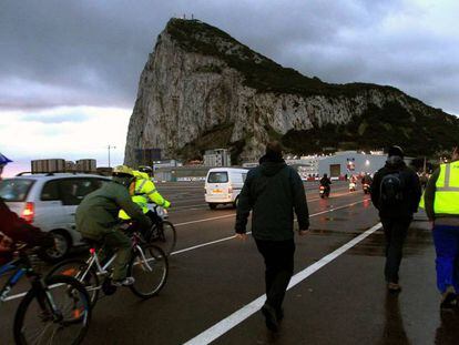 Várias pessoas cruzam nesta terça-feira a fronteira com Gibraltar a partir de Línea de la Concepción (Cádiz).