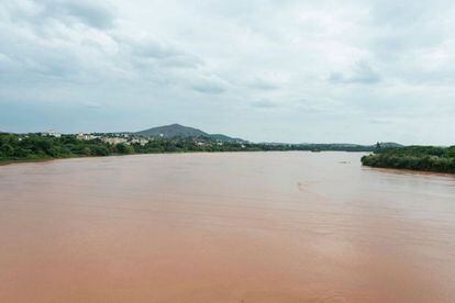 Governador Valadares, a 300 km de Bento Rodrigues, foi inundada pela tsunami de rejeitos da barragem da mineradora Samarco. Cidade continua enfrentando os estragos causados pela lama um mês após a tragédia