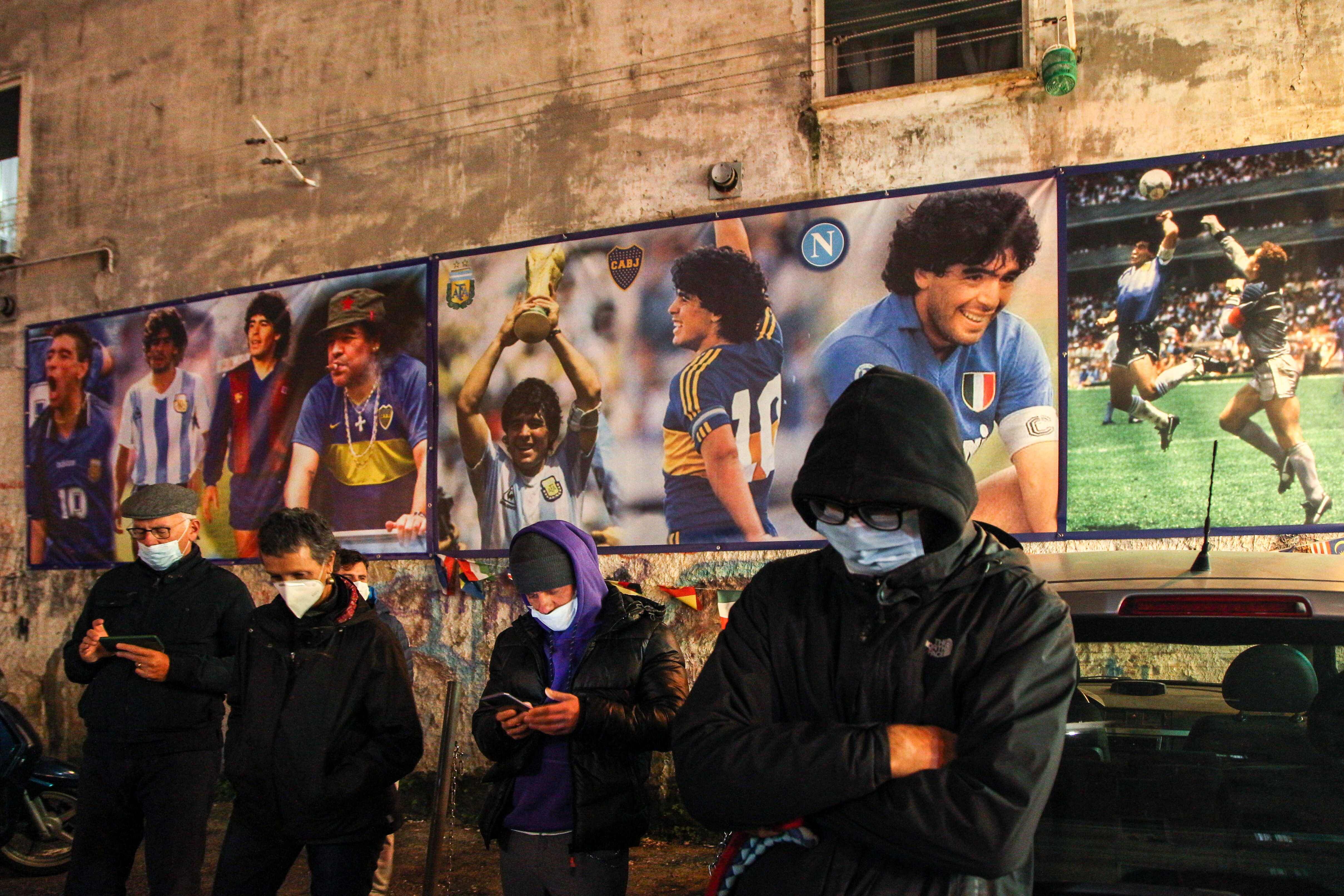 Fãs do craque argentino se reúnem no local conhecido como Esquina de Maradona em Nápoles, na Itália, após a notícia da morte do ídolo. 