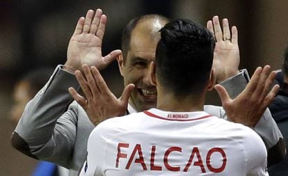 Falcao celebra o triunfo na Liga dos Campeões com seu treinador Leandro Jardim.